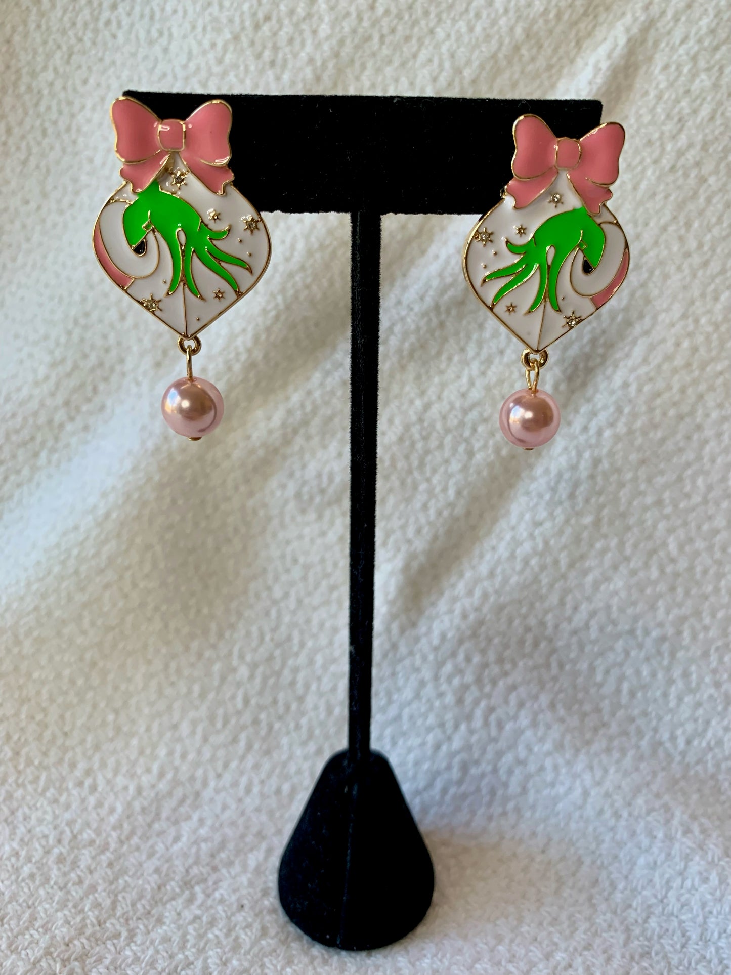 Misses of Who Ornament with Pink Pearl and Bow detail Earrings